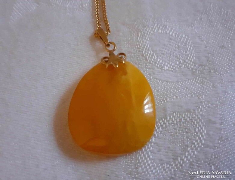 Beautiful, gold-colored necklace with a larger Baltic amber pendant