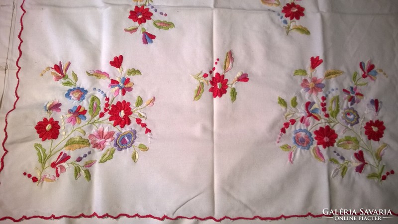 Small tablecloth embroidered with flower patterns - beautiful work, also great as a gift 70 x 70 cm