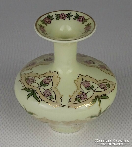 1P545 Vajszínű Zsolnay porcelán virágos váza 8 cm