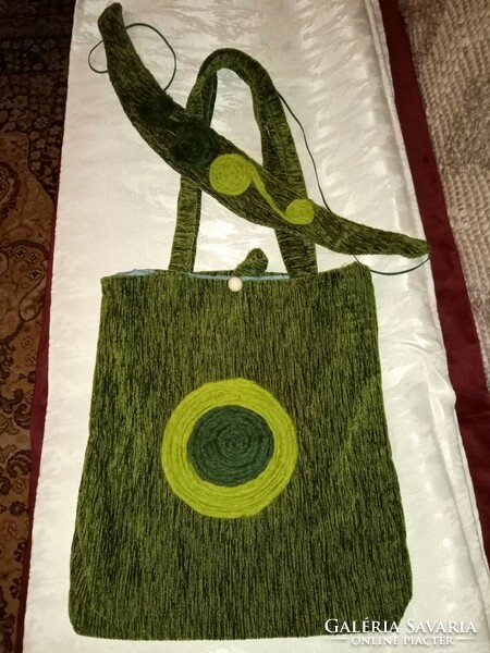 Zöld bársony táska és öv gyapjú tűnemezelt díszítéssel