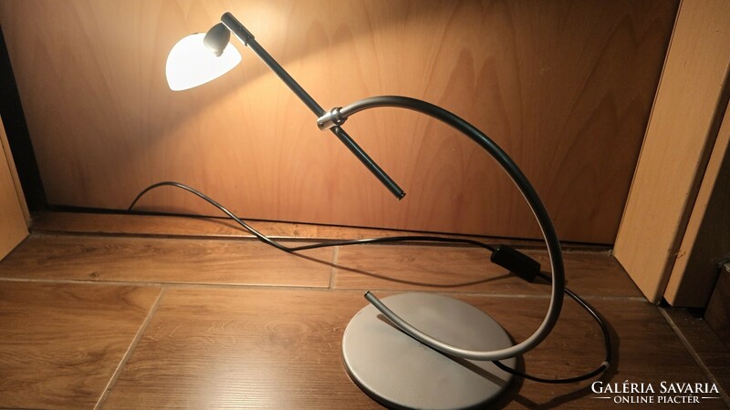 Modern design asztali lámpa. Alkudható.