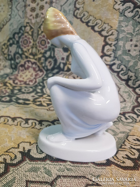 Hollóházi porcelán vízmerítő nő