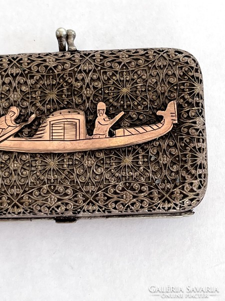 Antik, régi hajós motívummal díszített, selyem béléses, bélésű fém kis pénztárca