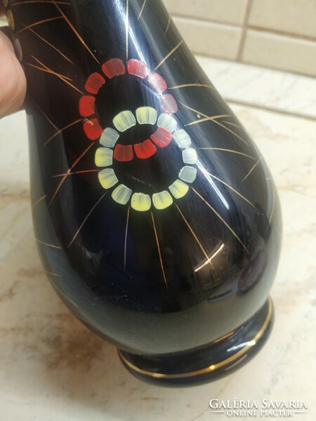 Német, fekete üveg váza, eladó! Gyönyörű kézzel festett fekete üveg váza  eladó! 26 cm