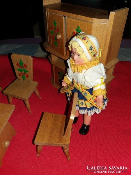 Csodaszép régi Iparművész baba bútor játék szett 18 cm népviseletes babával egyben a képek szerint