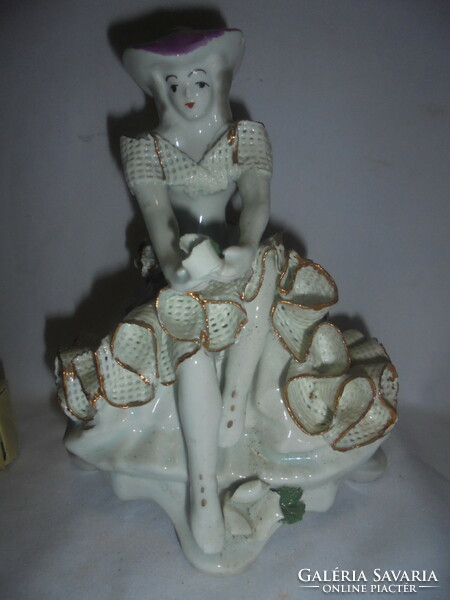 Porcelán hölgy, nő fodros ruhában - nipp, szobor, figura