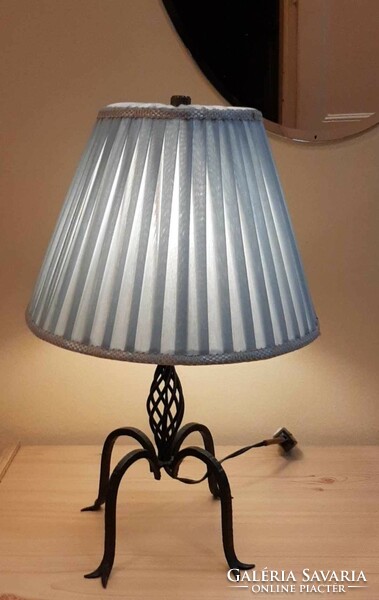 Vintage kovácsoltvas asztali / éjjeli lámpa almazöld rakott selyem lámpaernyővel