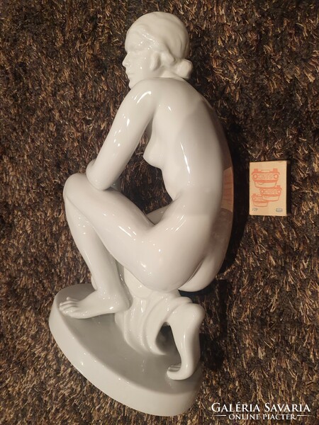 Nude porcelain bathing girl from Herend, large size, flawless