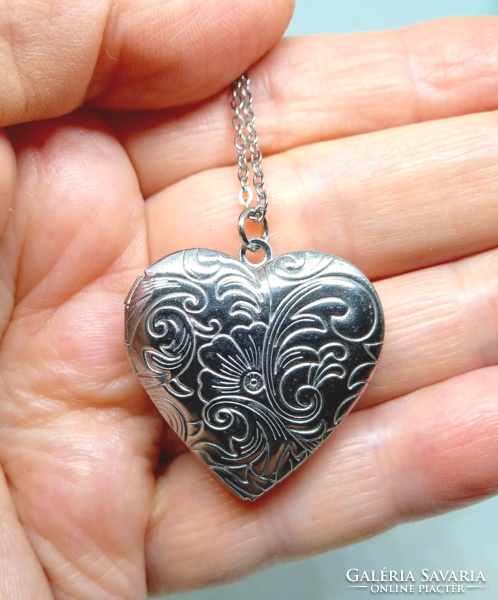 Stainless steel necklace with a carved heart-shaped picture pendant 48