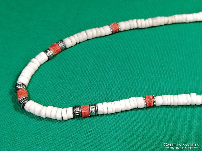 Coral and mother-of-pearl necklace (1025)