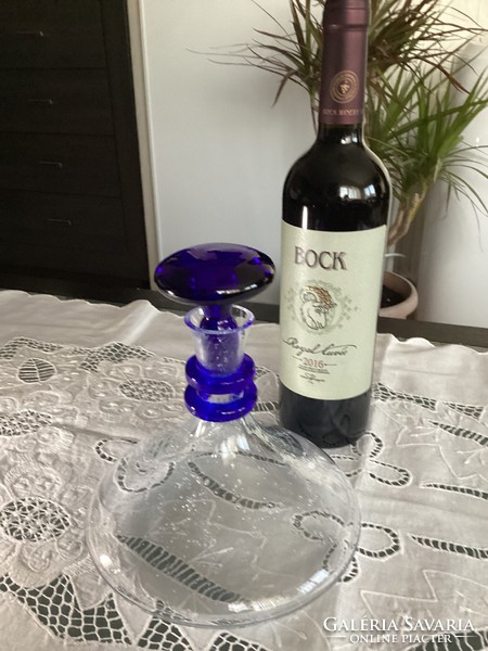 Wine decanter made of flashy blister glass with a flat blue cap!