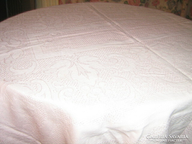 Beautiful antique baroque leaf pattern pink woven tablecloth