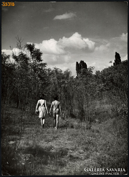 Nagyobb méret, Szendrő István fotóművészeti alkotása. Gyerekek az erdőben, 1930-as évek. Eredeti