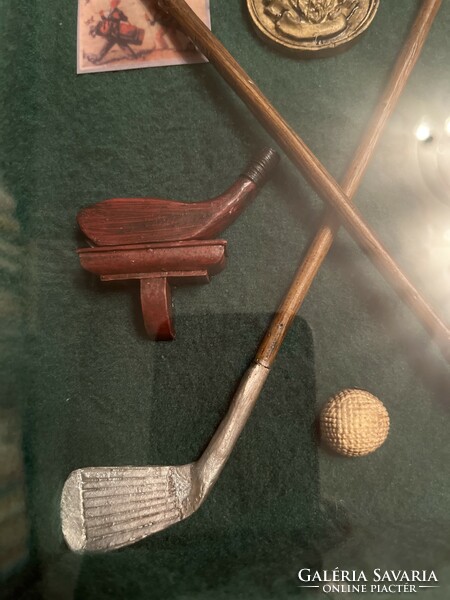 The history of golf, display case, can be hung on the wall. 33 Cm. Rare!
