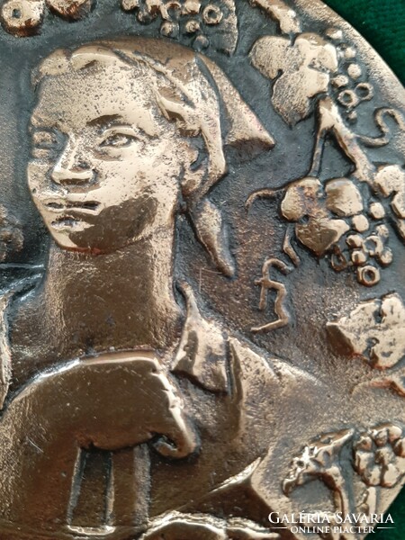 Fekete János szobrászművész 1929 - 1999  Paraszt asszony bronz plakett