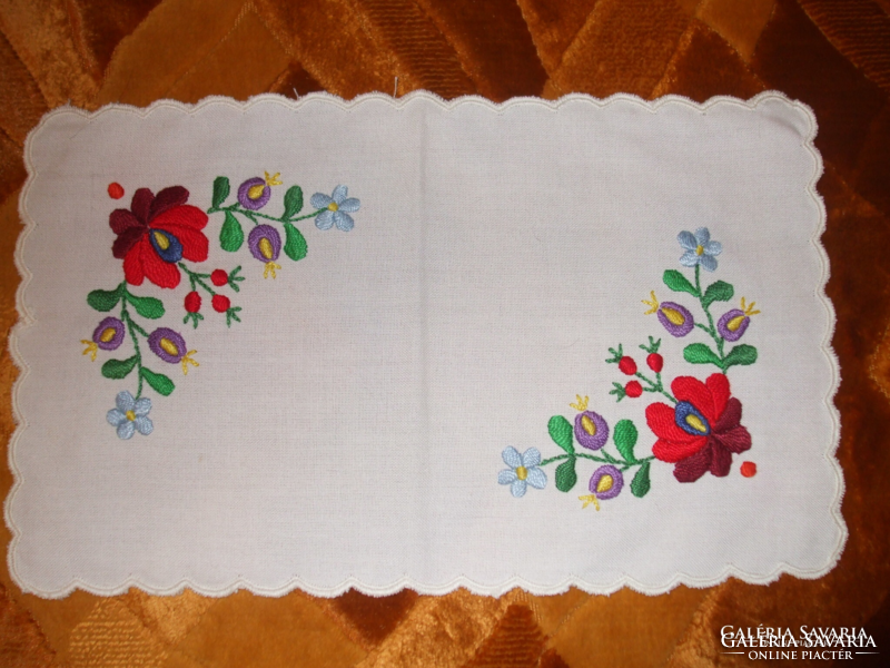 Matyó pattern machine hemmed small tablecloth on white sun fabric size: 28 x 17 cm