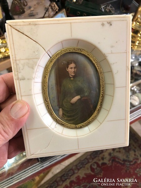 XIX. Century painting, in a bone frame, size 16 cm.