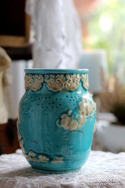 Schütz Cilli antik majolika váza, gyönyörű türkiz színben, keleti, kinaizáló dekorral, RITKASÁG