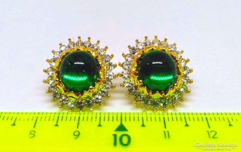 Alkalmi aranyozott fülbevaló, smaragd zöld kővel és clear CZ kristályokkal 20