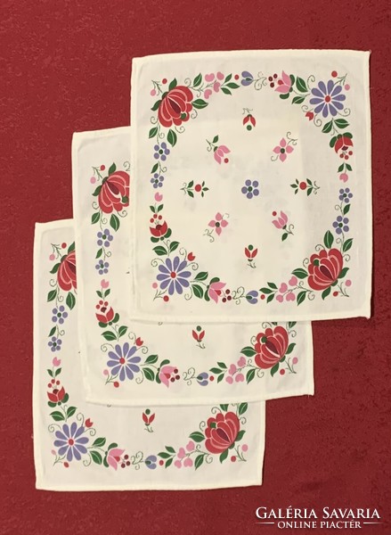 3 small tablecloths with a flower pattern