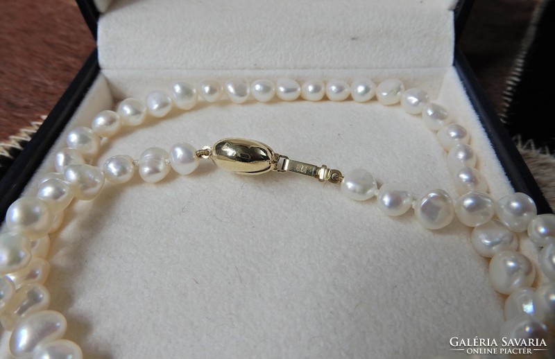 Baroque cultured freshwater pearl string with 8 carat gold clasp