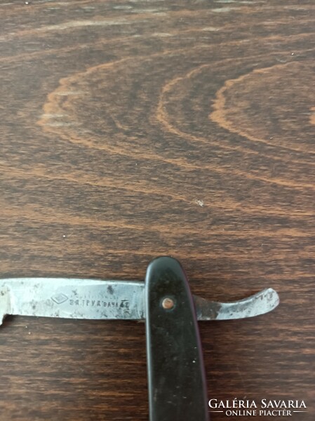 Razor/razor with blade of unknown marking.