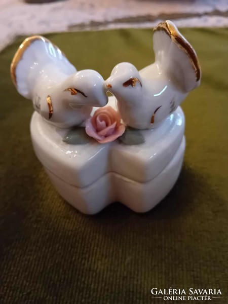 Tiny porcelain Chinese jewelry holder with doves