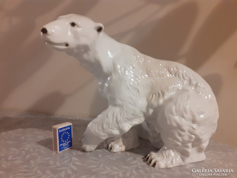 Nagymérteű Royal Dux jegesmedve