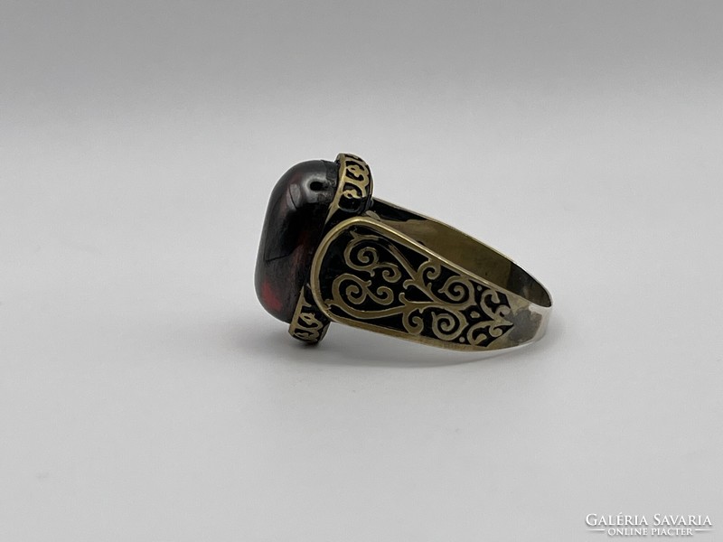 Antik stílusú izraeli ezüst pecsétgyűrű borostyán színű üveggel