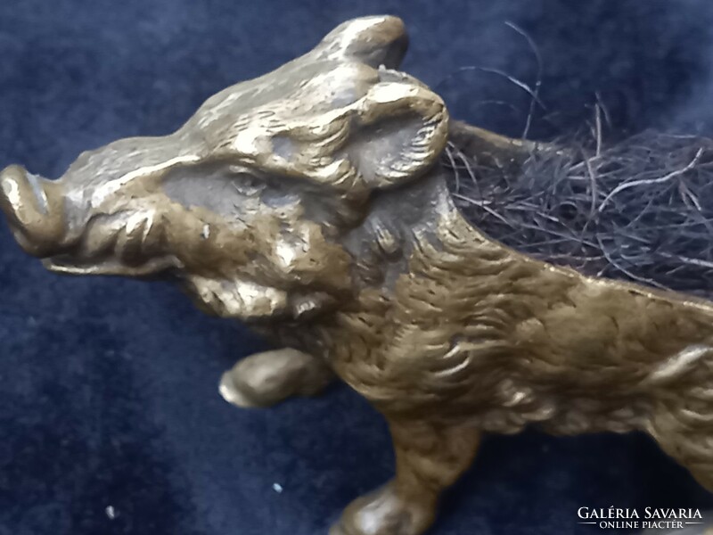 Antik bécsi réz vaddisznó figurális párna tű tartó a XIX. sz-ból / vadászmintás tárgy