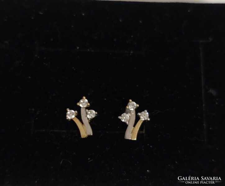 Very decorative 14 carat gold earring decorated with white gold and 3 small zircon stones.!I