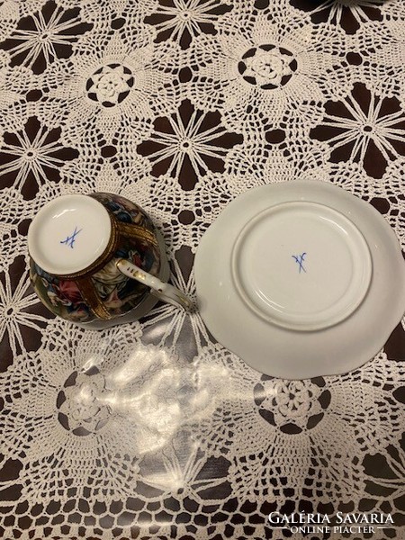 Meisseni stílusú porcelán teáskészlet jelenetes mintával.