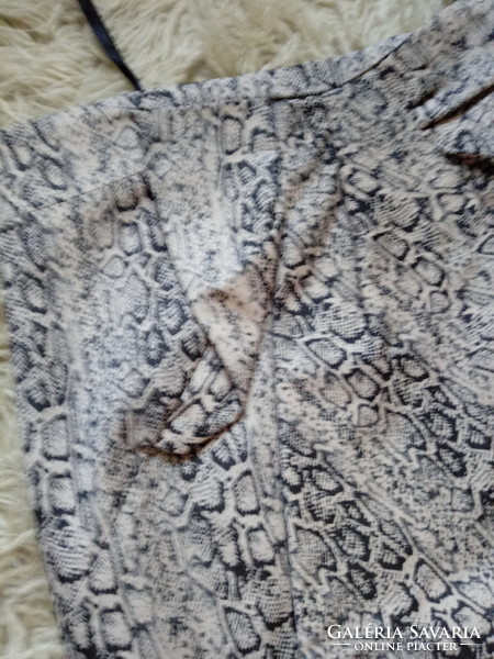 A wonderful skirt with a snake pattern in a unique style. (16)