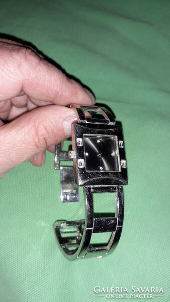 Avon working quartz wristwatch in good condition with steel metal strap as shown in the pictures