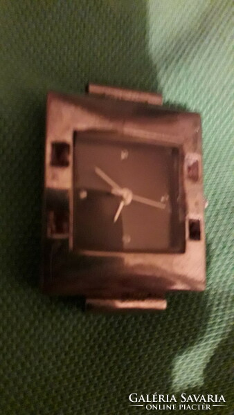 Avon working quartz wristwatch in good condition without strap as shown in the pictures