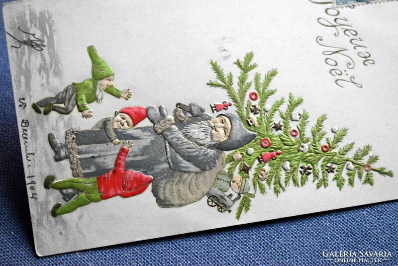 Antik dombornyomott Karácsonyi üdvözlő képeslap -Mikulás puttony , játék ,Karácsonyfa, törpék 1904