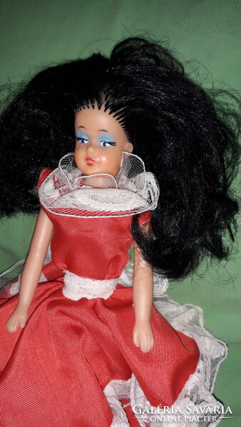 Régi román ARADIENCA -BARBIE  jellegű dús fekete hajú játékbaba eredeti ruhájával a képek szerint 1.