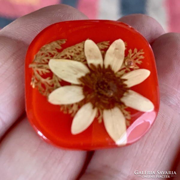 Vintage brooch, old flower pin, small dried flower, hard plastic, maybe vinyl