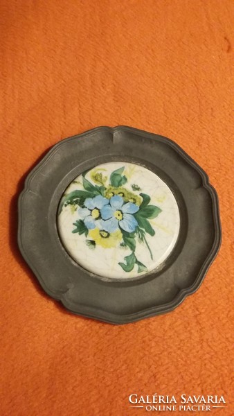 Régi falra akasztható kis ón tányér virágos porcelán betéttel