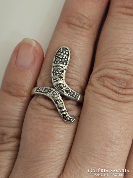 Kígyó mintázatú női ezüst gyűrü markazittal díszítve