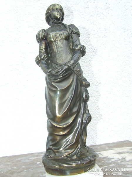 Hölgy szobor spiáter