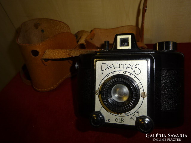 PAJTÁS fényképezőgép, eredeti barna bőrtokban. Jókai.
