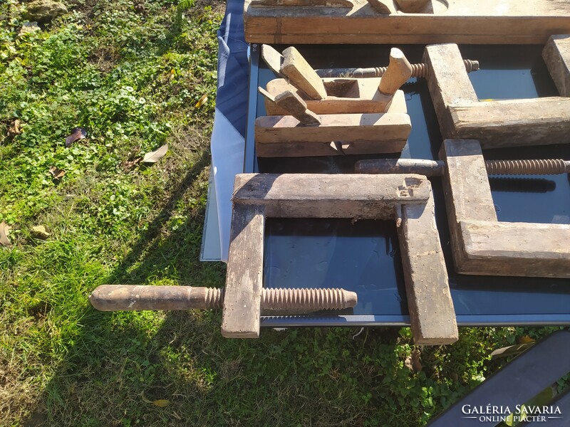 Antique carpentry tools + 4 saws