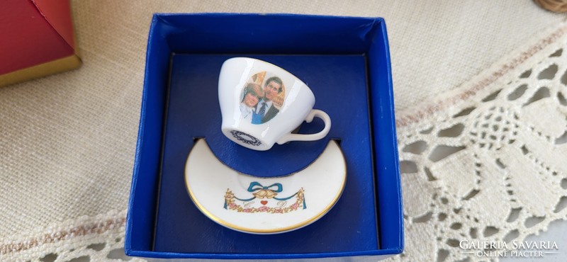 Angol Caverswall miniatűr csésze alátéttel, Diana es Charles arcképével