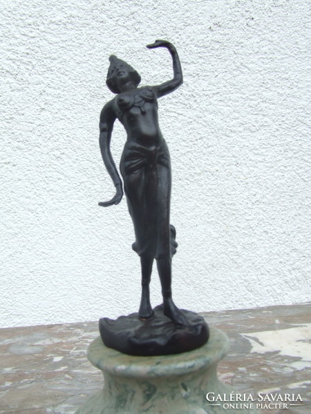 Táncos nő vas szobor