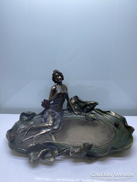Serving bowl in the shape of a woman, 23 cm