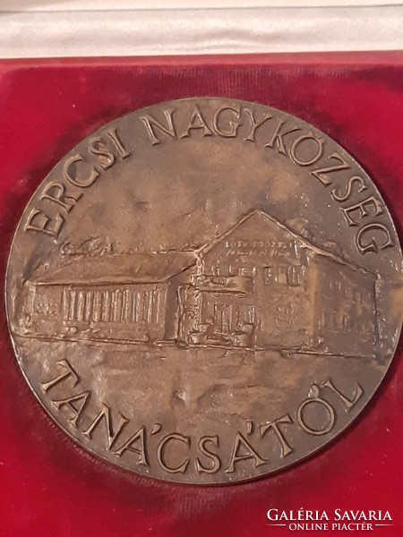 A bronze plaque in its own box from the Ercsi municipality council for its public activities