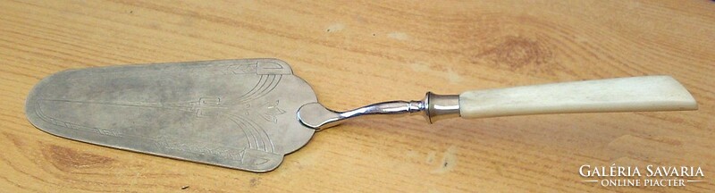 Vitange silver-plated cake spatula with bone handle. For a retro kitchen