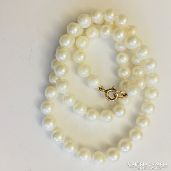 Cultured white string of pearls gold lock case vintage