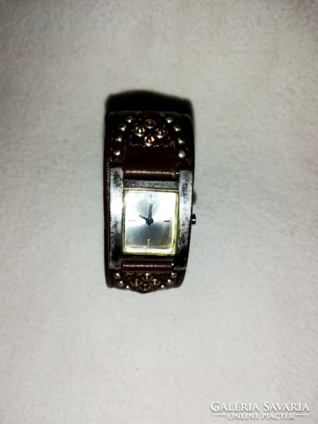 Vintage women's cube-shaped wristwatch with leather strap
